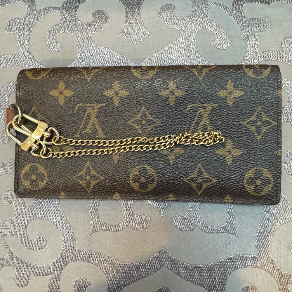 Luxury Brown Monogram Wallet with Chain - Picture 2 of 8